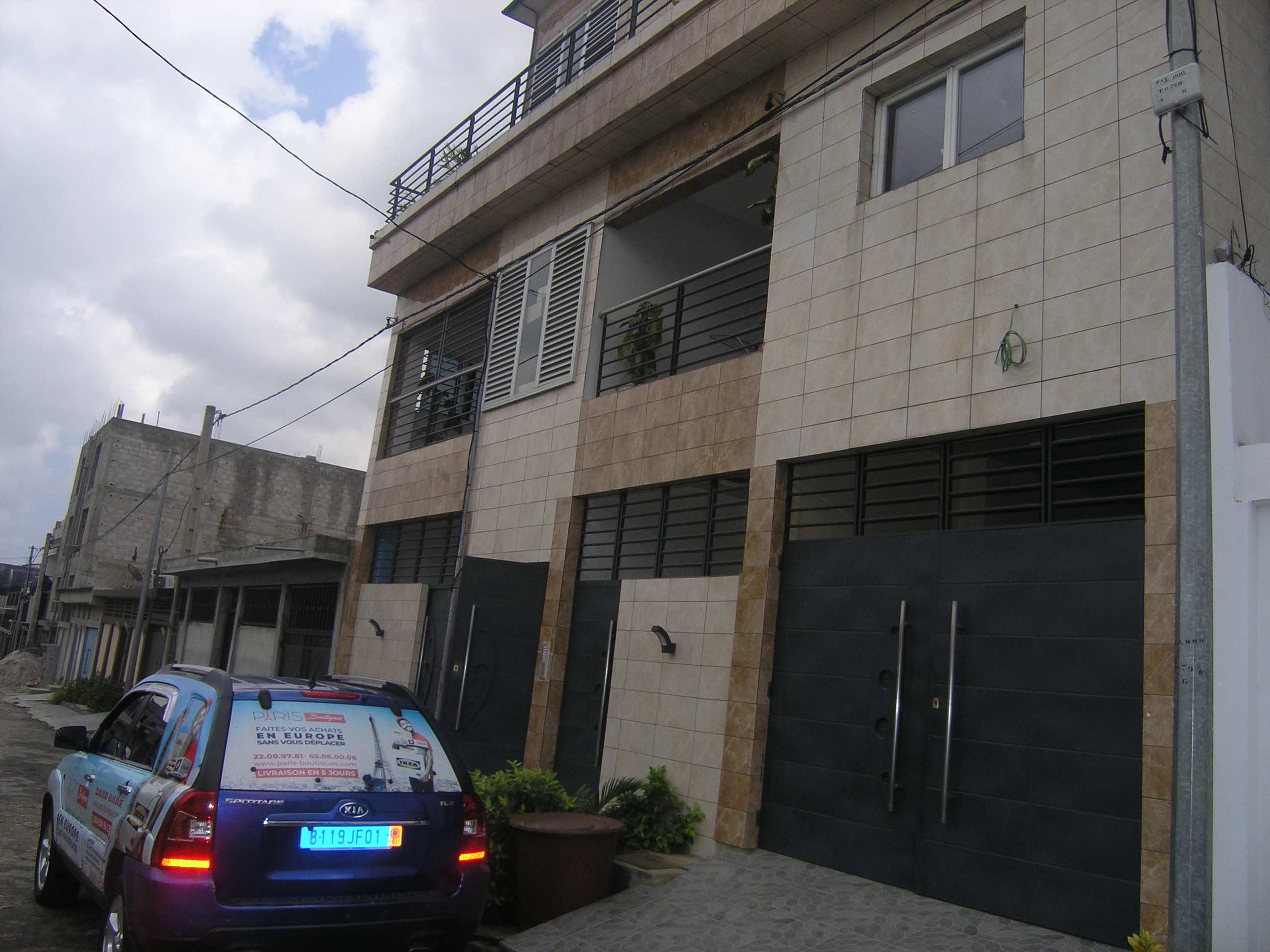 BEL IMMEUBLE JUMELÉ R+2 COMPOSE DE 04 APPARTEMENTS DE 02 PIÈCES ET 01 APPARTEMENT DE 03 PIECES PENT- HOUSE SITUE A ANGRE DJOROBITE CITE KIMI NON LOIN DU NOUVEAU CHU
