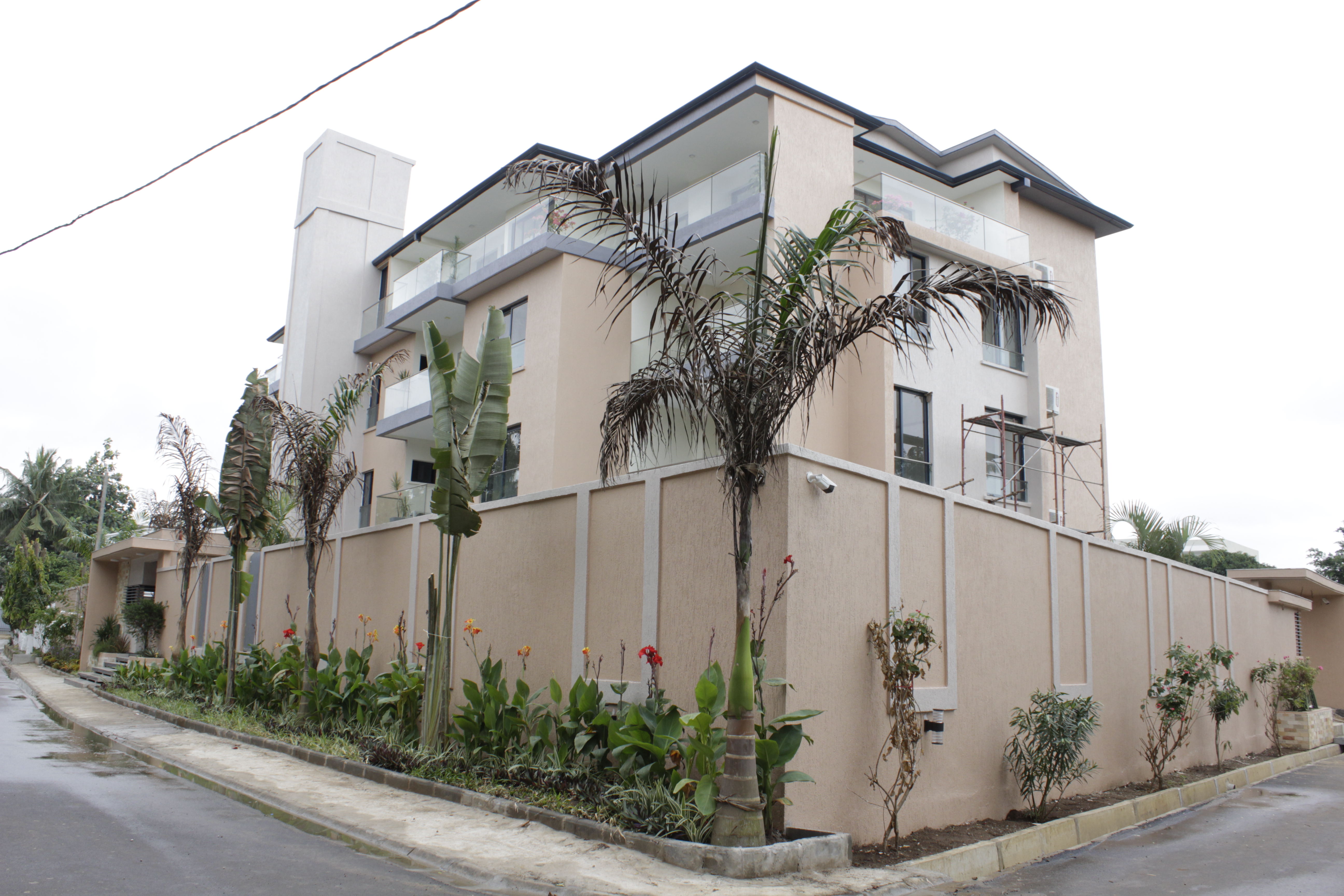 APPARTEMENT N° 1 HAUT STANDING DE 04 PIÈCES DANS UN BEL IMMEUBLE SITUE A LA RIVIERA CAP NORD JUSTE DERRIÈRE LA QUINCAILLERIE GÉNÉRALE MAISON PLUS